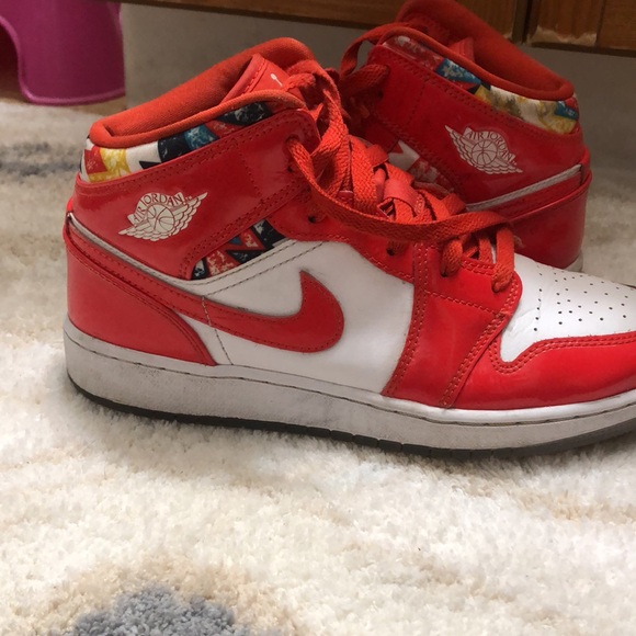 Nike Big Kids Jordan 1 Mid SE "Barcelona Red Patent" Chile Rd/Wht-Pollen - Picture 5 of 8